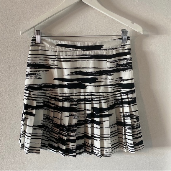 SOLD‼️Banana Republic Pleated skirt - Picture 2 of 4